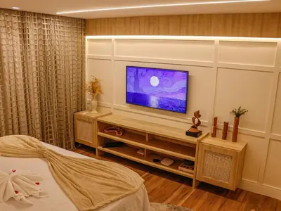 Uma televisão e/ou sistema de entretenimento em Bangalô Cobertura 4 suítes capacidade 14 pessoas