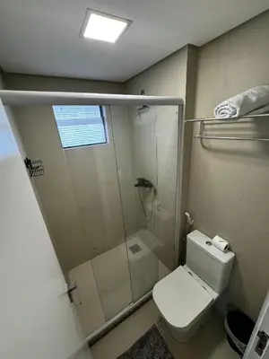Uma casa de banho em Deluxe Rooms by Holiday Stays