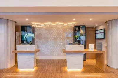 Uma televisão e/ou sistema de entretenimento em Deluxe Rooms by Holiday Stays