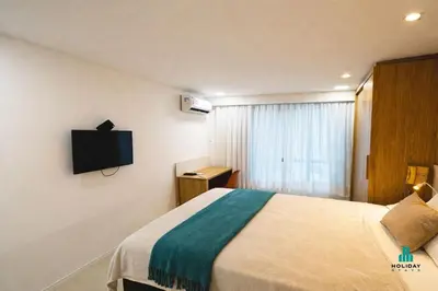 Uma televisão e/ou sistema de entretenimento em Deluxe Rooms by Holiday Stays