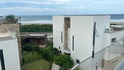 Uma vista do mar geral ou uma vista do mar a partir do apartamento
