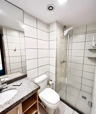 Uma casa de banho em Apartamento em Beach Class Praia de Iracema Por CasAmarInn