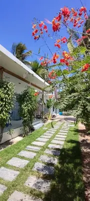 Um jardim no exterior de Pontal Praia Suítes