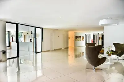 Uma área de estar em 2201 - Vista mar lateral! Apto para 5 pessoas com ar e vaga
