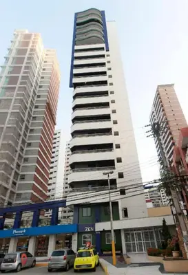 O edifício onde o apartamento está situado