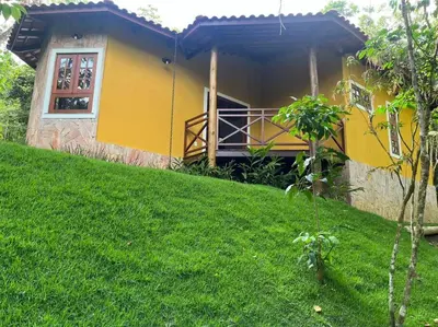 Um jardim no exterior de Chalé Carolina Bela