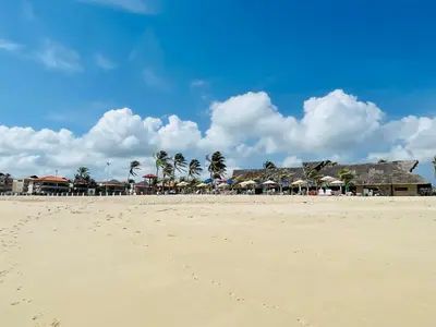 Uma praia em ou perto do apartamento