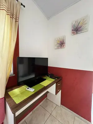 Uma televisão e/ou sistema de entretenimento em Pousada Villa Flamboyant