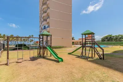 A área de jogos para crianças em BeachVillage 1507N - Praia do Futuro por Carpediem