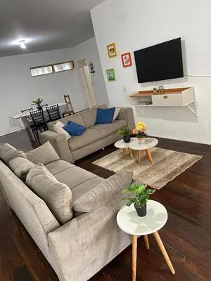 Uma televisão e/ou sistema de entretenimento em Apto exclusivo, 200m da praia, horario flexivel 24 horas