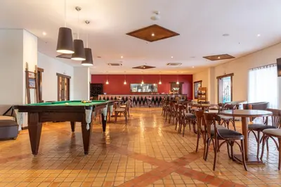 Uma mesa de bilhar em Vila Galé Fortaleza