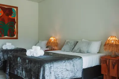 Uma cama ou camas num quarto em Luau Hotel