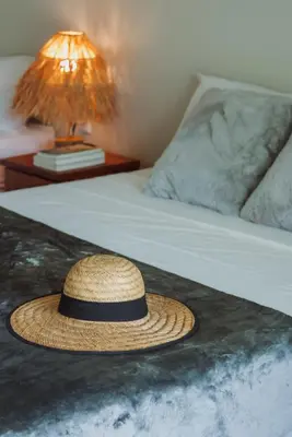 Uma cama ou camas num quarto em Luau Hotel