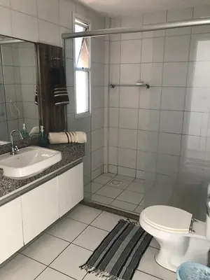 Uma casa de banho em Apartamento Vista total do Mar uma cobertura a 400m do Beach Park no Porto das Dunas Aquiraz Condomínio Terramaris Piscina ampla Parque infantil Sauna Estacionamento privado