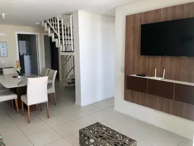 Uma televisão e/ou sistema de entretenimento em Apartamento Vista total do Mar uma cobertura a 400m do Beach Park no Porto das Dunas Aquiraz Condomínio Terramaris Piscina ampla Parque infantil Sauna Estacionamento privado