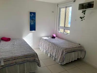 Uma cama ou camas num quarto em Apartamento Vista total do Mar uma cobertura a 400m do Beach Park no Porto das Dunas Aquiraz Condomínio Terramaris Piscina ampla Parque infantil Sauna Estacionamento privado