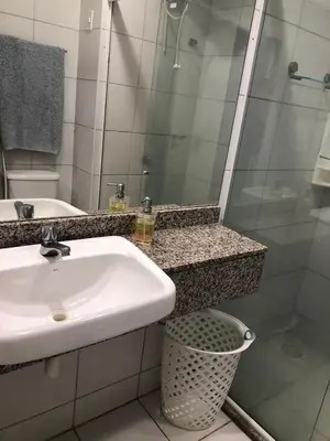 Uma casa de banho em Apartamento Vista total do Mar uma cobertura a 400m do Beach Park no Porto das Dunas Aquiraz Condomínio Terramaris Piscina ampla Parque infantil Sauna Estacionamento privado