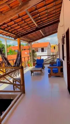 Uma área de estar em Flechimar Suítes