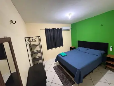 Uma cama ou camas num quarto em Apartamento completo e central! Casa Joana!