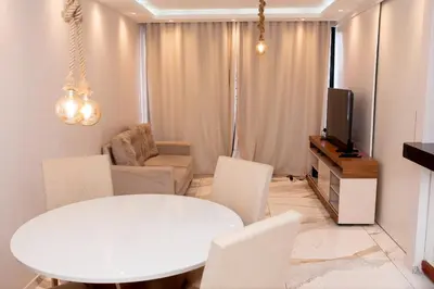 Uma televisão e/ou sistema de entretenimento em Flat atlantico 1301