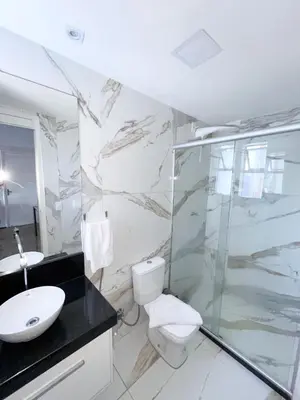 Uma casa de banho em Flat atlantico 1601