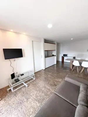 Uma televisão e/ou sistema de entretenimento em Flat atlantico 1601