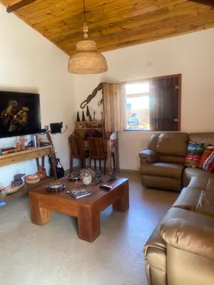 Uma área de estar em Casa carcará em Barrinha