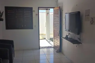 Uma televisão e/ou sistema de entretenimento em Hospedagem na Praia de Tibau - RN