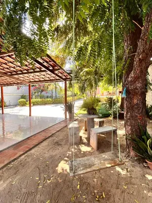 Um jardim no exterior de Casa Brisa da Praia em Paracuru