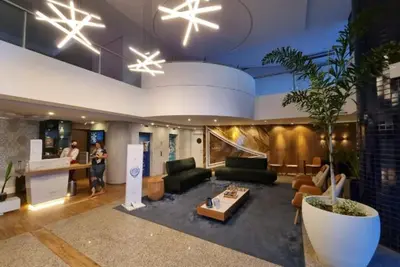 Uma área de estar em Flat Hotel Mercure