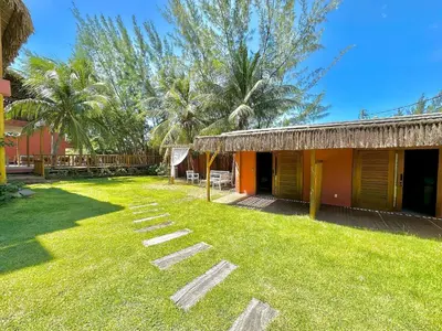 Um jardim no exterior de Casa do Pier, bangalôs em Fortim c/ Café da Manhã