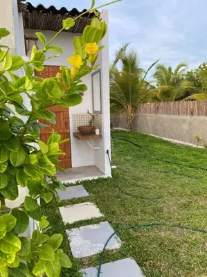 Um jardim no exterior de CMB House