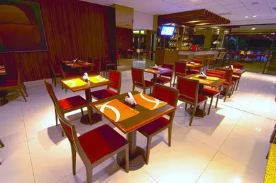 Um restaurante ou outro lugar para comer em Hotel Praia Centro
