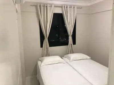 Uma cama ou camas num quarto em Aconchegante-novo, moderno-familiar, fácil acesso