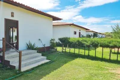 Um jardim no exterior de Beach Front Villas - Casa ao mar by Carpediem