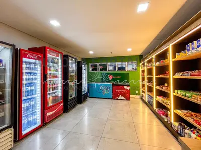 Um supermercado ou outras lojas no apartamento ou nas proximidades