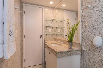 Uma casa de banho em Náutico #604 - Espaço e Conforto por Carpediem