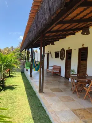 Um jardim no exterior de Casa Girasol