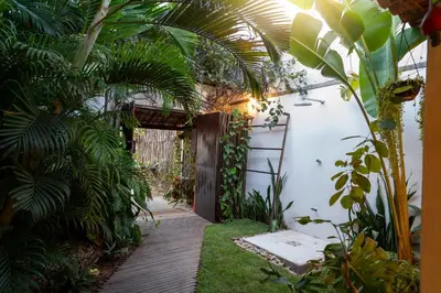 Um jardim no exterior de Pousada Jangada Prea