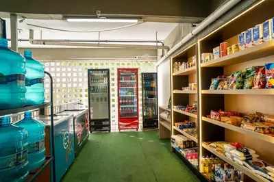 Um supermercado ou outras lojas no apartamento ou nas proximidades