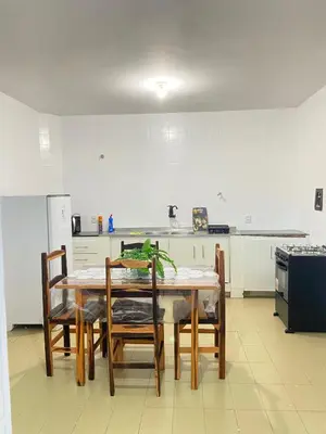 A cozinha ou kitchenette de apartamento mobiliado praia do futuro 200m da praia