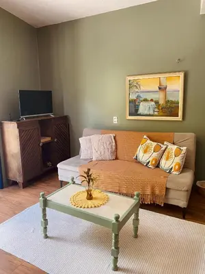 Uma televisão e/ou sistema de entretenimento em Apartamento Charme Guará 2 - Centrinho de Guaramiranga