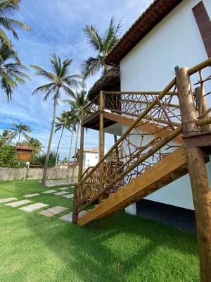 Um jardim no exterior de Casa de Coco Icarai