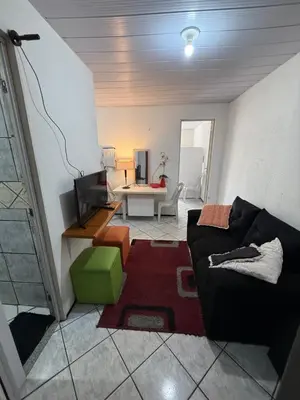 Uma televisão e/ou sistema de entretenimento em Apartamento mobiliado