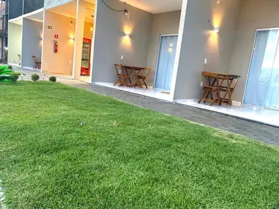 Um jardim no exterior de Suíte térreo Villa brisa icaraizinho