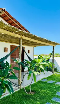 Um jardim no exterior de Casa Calango suites