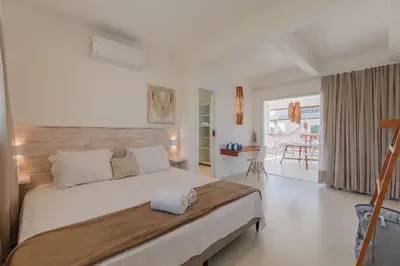Uma cama ou camas num quarto em Kite Star - Quádruplo com varanda por Carpediem
