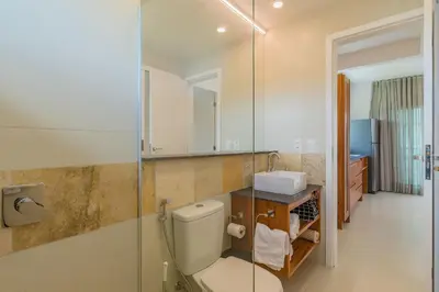 Uma casa de banho em Kite Star - Elegância com varanda por Carpediem