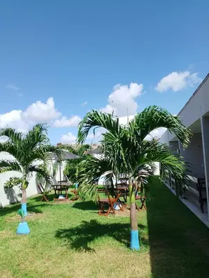 Um jardim no exterior de Pousada Lagoa Azul