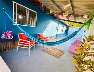 Uma área de estar em L1 localize casa na praia